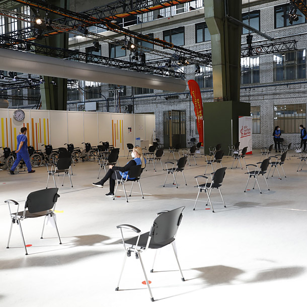 Eröffnung 6. Impfzentrum im ehemaligen Flughafen Tempelhof (Berlin) am 8. März 2021, Foto: Michele Tantussi Eröffnung 6. Impfzentrum im ehemaligen Flughafen Tempelhof (Berlin) am 8. März 2021, Foto: Michele Tantussi