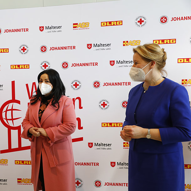 Eröffnung 6. Impfzentrum: Franziska Giffey (Bundesministerin für Familie, Senioren, Frauen und Jugend) und Dilek Kalayci (Senatorin für Gesundheit, Pflege und Gleichstellung, rechts) Foto: Michele Tantussi Eröffnung 6. Impfzentrum: Franziska Giffey (Bundesministerin für Familie, Senioren, Frauen und Jugend) und Dilek Kalayci (Senatorin für Gesundheit, Pflege und Gleichstellung, rechts) Foto: Michele Tantussi
